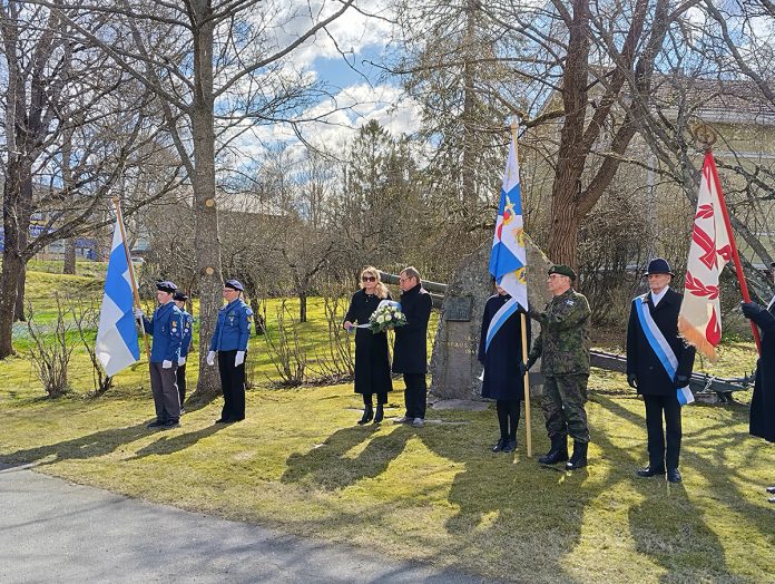Paimion kaupunginjohtaja Nina-Mari Turpela sekä kaupunginhallituksen puheenjohtaja Mikko Lindberg laskivat Veteraanikivelle kukat kansallisen veteraanipäivän juhlatilaisuudessa. Kuva: Paimion kaupunki.