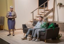 Teatteri | Jo-Jo Teatterissa Puhtaana käteen -farssi Jo-Jo Teatterissa esitetään Puhtaana käteen -farssia. Kuva: Hannu Puhakka.