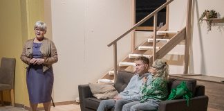 Teatteri | Jo-Jo Teatterissa Puhtaana käteen -farssi Jo-Jo Teatterissa esitetään Puhtaana käteen -farssia. Kuva: Hannu Puhakka.