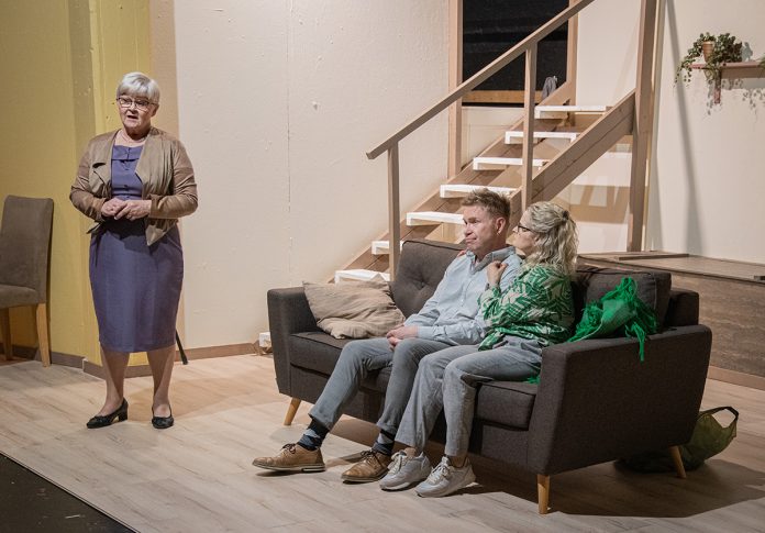 Jo-Jo Teatterissa esitetään Puhtaana käteen -farssia. Kuva: Hannu Puhakka.