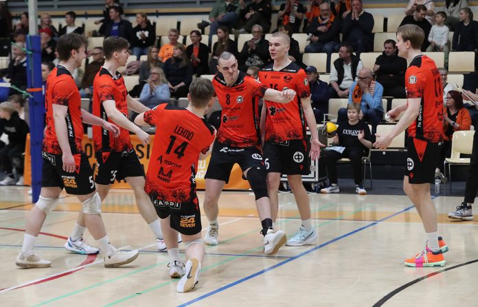Raision Loimu oli voitokas Mestaruusliigan karsintasarjan ensimmäisessä osaottelussa Lempo-Volleytä vastaan lauantaina 11.4. Kuva: Hannu Tuominen.