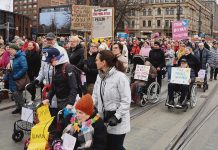 Mielenilmaus hyvän ja arvokkaan vanhuuden puolesta Viime vuonna Tampereella ensimmäistä kertaa järjestetty rollaattorimarssi kokosi yhteen 2.000 ihmistä. Valtakunnalliseksi kansanliikkeeksi laajentunut Rollaattorimarssi järjestetään tänä vuonna samanaikaisesti useilla paikkakunnilla eri puolilla maata. Kuva: Uolevi Salonen.