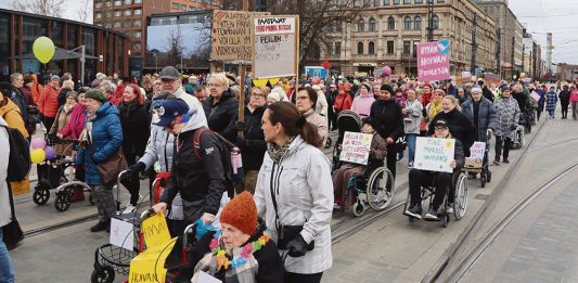 Mielenilmaus hyvän ja arvokkaan vanhuuden puolesta Viime vuonna Tampereella ensimmäistä kertaa järjestetty rollaattorimarssi kokosi yhteen 2.000 ihmistä. Valtakunnalliseksi kansanliikkeeksi laajentunut Rollaattorimarssi järjestetään tänä vuonna samanaikaisesti useilla paikkakunnilla eri puolilla maata. Kuva: Uolevi Salonen.