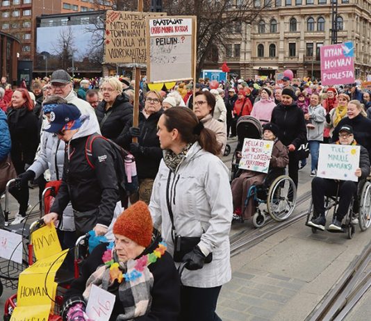 Mielenilmaus hyvän ja arvokkaan vanhuuden puolesta Viime vuonna Tampereella ensimmäistä kertaa järjestetty rollaattorimarssi kokosi yhteen 2.000 ihmistä. Valtakunnalliseksi kansanliikkeeksi laajentunut Rollaattorimarssi järjestetään tänä vuonna samanaikaisesti useilla paikkakunnilla eri puolilla maata. Kuva: Uolevi Salonen.
