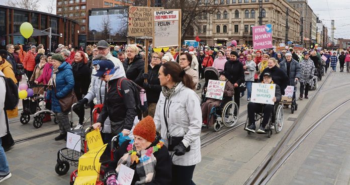 Viime vuonna Tampereella ensimmäistä kertaa järjestetty rollaattorimarssi kokosi yhteen 2.000 ihmistä. Valtakunnalliseksi kansanliikkeeksi laajentunut Rollaattorimarssi järjestetään tänä vuonna samanaikaisesti useilla paikkakunnilla eri puolilla maata. Kuva: Uolevi Salonen.