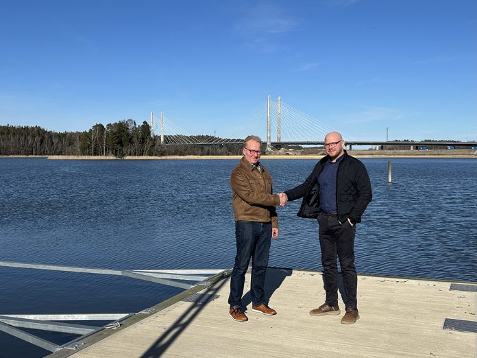 Hannu Stenman ja Saariston Kaivonporauksen Juuso Peri varmistavat yhdessä sujuvan siirtymäjakson. Kuva: Saariston Kaivonporaus.