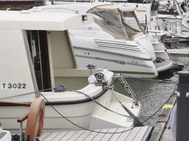 Veneilyturvallisuustapahtuma Kaarinan Voivalassa Katsastus- ja sammutintarkastuspäivä pidetään veneilykauden alussa. Kuva: Turun Seutusanomien arkisto.