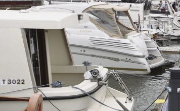 Veneilyturvallisuustapahtuma Kaarinan Voivalassa Katsastus- ja sammutintarkastuspäivä pidetään veneilykauden alussa. Kuva: Turun Seutusanomien arkisto.