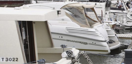 Veneilyturvallisuustapahtuma Kaarinan Voivalassa Katsastus- ja sammutintarkastuspäivä pidetään veneilykauden alussa. Kuva: Turun Seutusanomien arkisto.