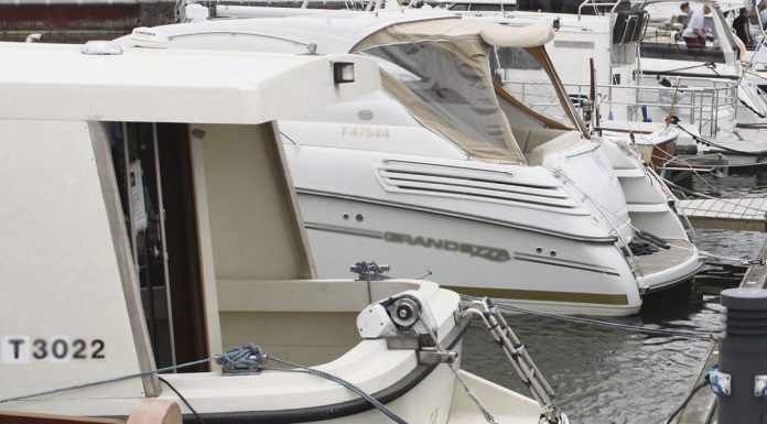 Veneilyturvallisuustapahtuma Kaarinan Voivalassa Katsastus- ja sammutintarkastuspäivä pidetään veneilykauden alussa. Kuva: Turun Seutusanomien arkisto.