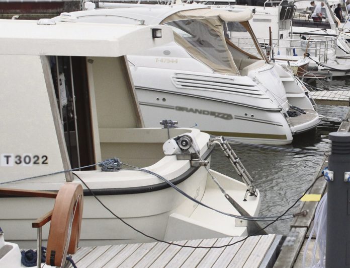 Katsastus- ja sammutintarkastuspäivä pidetään veneilykauden alussa. Kuva: Turun Seutusanomien arkisto.