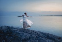 Toivon äärellä -valokuvanäyttely Linnasmäen galleriassa Tanssi toivolle. Kuva Minna Pinolan valokuvanäyttelystä Toivon äärellä. Kuva: © Minna Pinola.