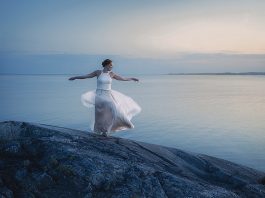 Toivon äärellä -valokuvanäyttely Linnasmäen galleriassa Tanssi toivolle. Kuva Minna Pinolan valokuvanäyttelystä Toivon äärellä. Kuva: © Minna Pinola.