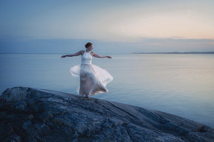 Tanssi toivolle. Kuva Minna Pinolan valokuvanäyttelystä Toivon äärellä. Kuva: © Minna Pinola.