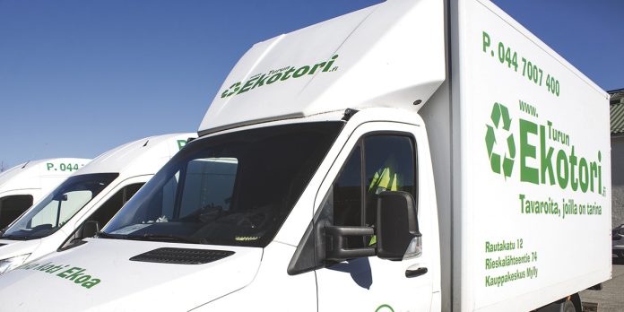 Turun Ekotori tekee huhti–toukokuussa tunnin mittaisia PopUp-tavaravastaanottoja tilauksesta taloyhtiöille. Kuva: Kestävän Kehityksen Yhdistys ry / Turun Ekotori.