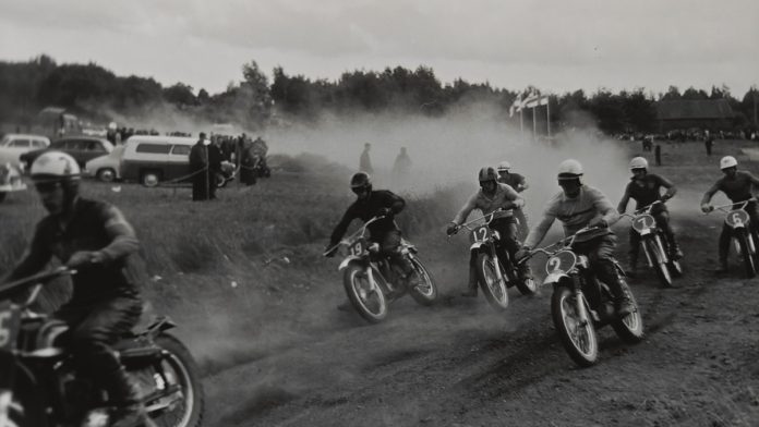 Turun Moottorikerhon Jaakko Lehmuskoski (2) vauhdissa motocrossin SM-osakilpailussa Turun Artukaisissa vuonna 1964. Kuva: Jaakko Lehmuskosken kotialbumi.