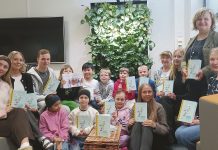 Popcorn ja mehu maistuivat Norssin oppilaiden valmistamien animaatioiden ensiesityksessä Kirjailija Taija Ruuhijärvi vierailulla Norssin 2B luokan oppilaiden ja opetushenkilökunnan luona.