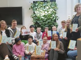 Popcorn ja mehu maistuivat Norssin oppilaiden valmistamien animaatioiden ensiesityksessä Kirjailija Taija Ruuhijärvi vierailulla Norssin 2B luokan oppilaiden ja opetushenkilökunnan luona.