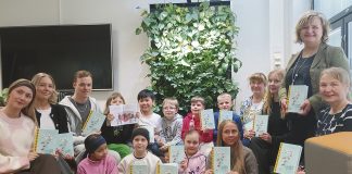 Popcorn ja mehu maistuivat Norssin oppilaiden valmistamien animaatioiden ensiesityksessä Kirjailija Taija Ruuhijärvi vierailulla Norssin 2B luokan oppilaiden ja opetushenkilökunnan luona.