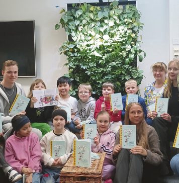 Popcorn ja mehu maistuivat Norssin oppilaiden valmistamien animaatioiden ensiesityksessä Kirjailija Taija Ruuhijärvi vierailulla Norssin 2B luokan oppilaiden ja opetushenkilökunnan luona.