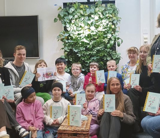 Popcorn ja mehu maistuivat Norssin oppilaiden valmistamien animaatioiden ensiesityksessä Kirjailija Taija Ruuhijärvi vierailulla Norssin 2B luokan oppilaiden ja opetushenkilökunnan luona.