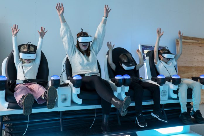 Testiyleisö pääsi kokeilemaan V-Roomin vuoristorataa varastolla. Kuva: V-Room.