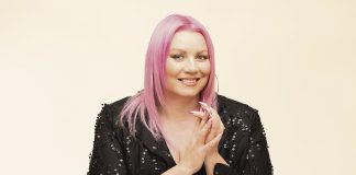 Suomen suurin iltanuotio Turussa Iltanuotiolaulujen ja yhteisöllisyyden voimasta ammentava Glow Favorites -konsertti kuullaan viidellä eri paikkakunnalla ympäri maan. Yhteislaulukonsertit vetää Glow´n Jepa Lambert yhdessä taiteellisen johtajan Lasse Sakaran ja vierailevien artistien kanssa. Kuva: Teemu Mattsson.