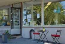 Lintujen pelastustiimi kokoontuu Saarekkeessa Yhteisotila Saareke Mynämäessä. Kuva: Koneen Säätiön Saaren kartanon taiteilijaresidenssi.