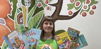 Lapset valitsevat Kirjava Kettu -voittajan Kirjava Kettu -ehdokkaat ja kirjastonhoitaja Piia Madetoja. Kuva: Kaarinan kirjasto.