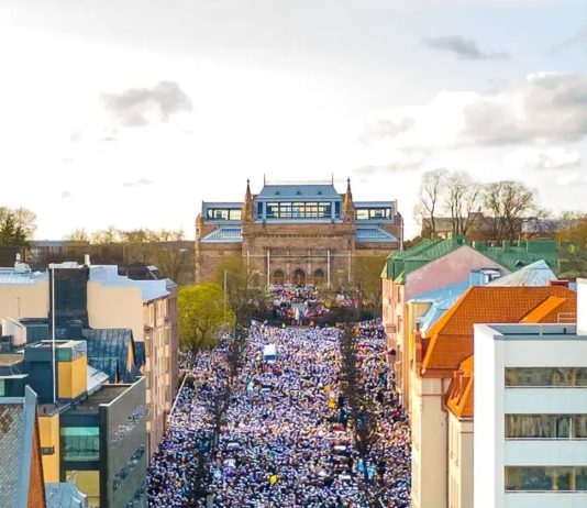 Turun liikennekeskus: Huomioi vappuaaton kulkueet sekä viikonlopun tapahtumat Turun Taidemuseonmäen tilaisuus. Kuva: Vapputori / Uprising.