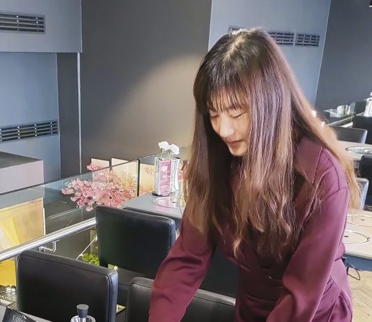 Amano tarjoilee valikoimaa makujen maailmassa Ravintola Amanon omistaja-yrittäjä Xue Feng esittelee hotpot-systeemiä. Kuva: Ragip Önsoy.