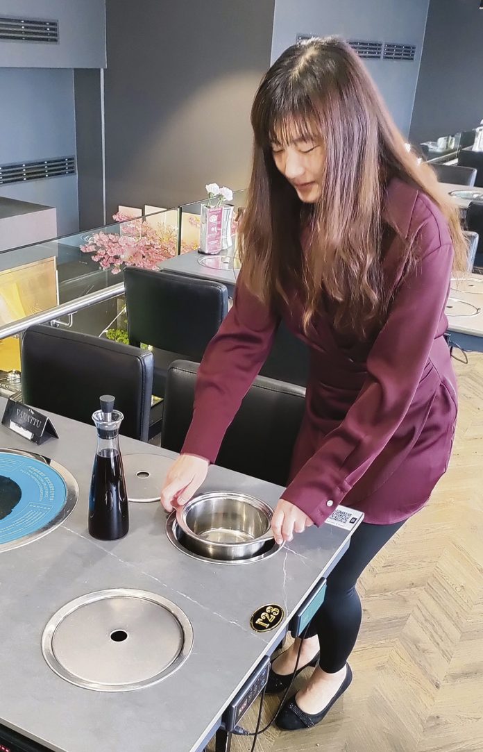 Amano Hansa ravintola 01 web Ravintola Amanon omistaja-yrittäjä Xue Feng esittelee hotpot-systeemiä. Kuva: Ragip Önsoy.