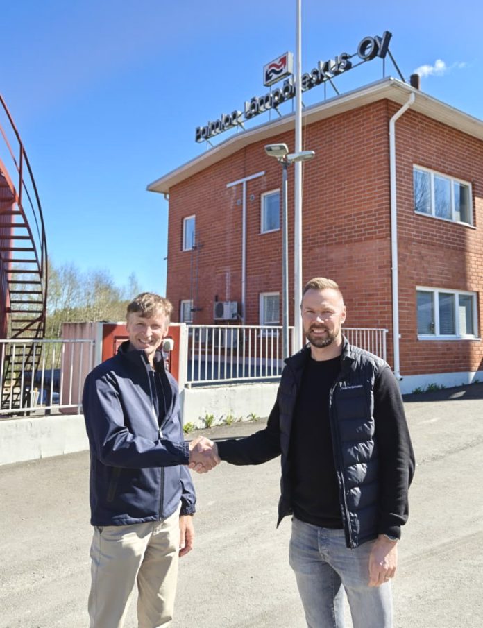 Calefa_Paimio_sopimus - 1 Paimion Lämpökeskuksen toimitusjohtaja Pekka Vihervuori ja Calefan toimitusjohtaja Petri Vuori käynnistivät yhteisen lämpöpumppuprojektin. Kuva: Calefa Oy ja Paimion Lämpökeskus.