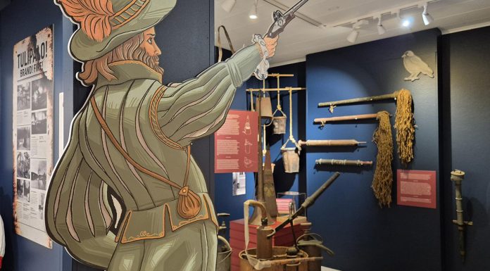 Hälytys!-näyttely vie aikamatkalle Naantalin palontorjunnan ja poliisin historiaan Hälytys! Palontorjunta ja poliisi Naantalissa -teemanäyttely. Kuva: Naantalin museo.