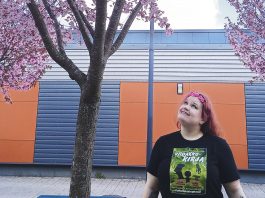 Henkilökuvassa kymmenvuotistaiteilijuutta juhlistava Hanna Mehto Hanna Mehto kokee löytäneensä kymmenen vuotta sitten todellisen itsensä. Tuo maaginen sisäinen voima vetää häntä edelleen teatteriin. Kuva: Katariina Mäkinen-Önsoy.