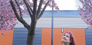 Henkilökuvahaastattelussa kymmenvuotistaiteilijajuhlaansa viettävä Hanna Mehto Hanna Mehto kokee löytäneensä kymmenen vuotta sitten todellisen itsensä. Tuo maaginen sisäinen voima vetää häntä edelleen teatteriin. Kuva: Katariina Mäkinen-Önsoy.