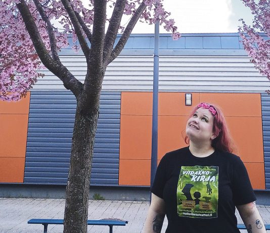 Henkilökuvahaastattelussa kymmenvuotistaiteilijajuhlaansa viettävä Hanna Mehto Hanna Mehto kokee löytäneensä kymmenen vuotta sitten todellisen itsensä. Tuo maaginen sisäinen voima vetää häntä edelleen teatteriin. Kuva: Katariina Mäkinen-Önsoy.