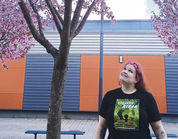 Hanna Mehto kokee löytäneensä kymmenen vuotta sitten todellisen itsensä. Tuo maaginen sisäinen voima vetää häntä edelleen teatteriin. Kuva: Katariina Mäkinen-Önsoy.