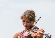 Helatorstain konsertissa viulun ja urkujen viemää Viulisti Ilana Gothóni.
