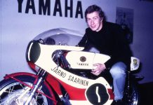 Jarno Saarisen muistoksi ajetaan 20.5. Jarno Saarinen moottoripyörän päällä Helsingin moottoripyöränäyttelyssä 1971. Kuva: Soili Karme.