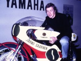 Jarno Saarisen muistoajo suuntaa 20.5. Kaarinasta Turkuun Jarno Saarinen moottoripyörän päällä Helsingin moottoripyöränäyttelyssä 1971. Kuva: Soili Karme.