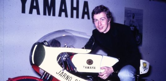 Jarno Saarisen muistoajo suuntaa 20.5. Kaarinasta Turkuun Jarno Saarinen moottoripyörän päällä Helsingin moottoripyöränäyttelyssä 1971. Kuva: Soili Karme.