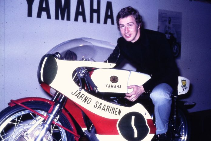 Jarno Saarinen moottoripyörän päällä Helsingin moottoripyöränäyttelyssä 1971. Kuva: Soili Karme.