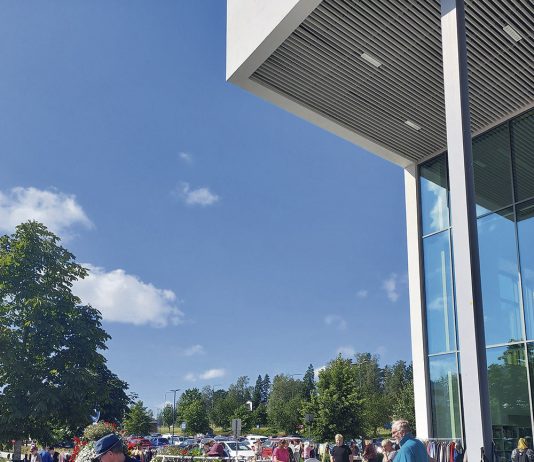 Kaarinan torilla kajahtaa yhteislaulu Kaarina-talon pihakirppistapahtuma.