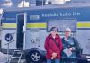 Kuuloautossa pääsee testiin ja saa tietoa Tuula Lumivirta ja Katja Varhelo piipahtivat Kuuloliiton kuuloautossa, jonka Turun Kuuloyhdistys ry toi viimeksi Naantalin torille ja K-Citymarket Kupittaan edustalle. Kuva: Katariina Mäkinen-Önsoy.