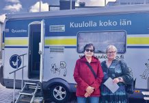 Kuuloautossa pääsee testiin ja saa tietoa Tuula Lumivirta ja Katja Varhelo piipahtivat Kuuloliiton kuuloautossa, jonka Turun Kuuloyhdistys ry toi viimeksi Naantalin torille ja K-Citymarket Kupittaan edustalle. Kuva: Katariina Mäkinen-Önsoy.