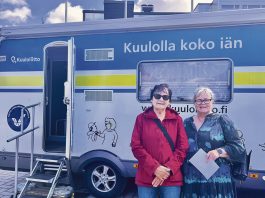 Kuuloautossa pääsee testiin ja saa tietoa Tuula Lumivirta ja Katja Varhelo piipahtivat Kuuloliiton kuuloautossa, jonka Turun Kuuloyhdistys ry toi viimeksi Naantalin torille ja K-Citymarket Kupittaan edustalle. Kuva: Katariina Mäkinen-Önsoy.