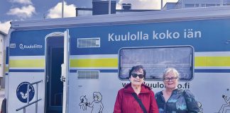 Kuuloautossa pääsee testiin ja saa tietoa Tuula Lumivirta ja Katja Varhelo piipahtivat Kuuloliiton kuuloautossa, jonka Turun Kuuloyhdistys ry toi viimeksi Naantalin torille ja K-Citymarket Kupittaan edustalle. Kuva: Katariina Mäkinen-Önsoy.