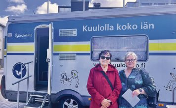 Kuuloautossa pääsee testiin ja saa tietoa Tuula Lumivirta ja Katja Varhelo piipahtivat Kuuloliiton kuuloautossa, jonka Turun Kuuloyhdistys ry toi viimeksi Naantalin torille ja K-Citymarket Kupittaan edustalle. Kuva: Katariina Mäkinen-Önsoy.
