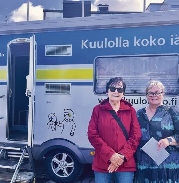 Kuuloautossa pääsee testiin ja saa tietoa Tuula Lumivirta ja Katja Varhelo piipahtivat Kuuloliiton kuuloautossa, jonka Turun Kuuloyhdistys ry toi viimeksi Naantalin torille ja K-Citymarket Kupittaan edustalle. Kuva: Katariina Mäkinen-Önsoy.